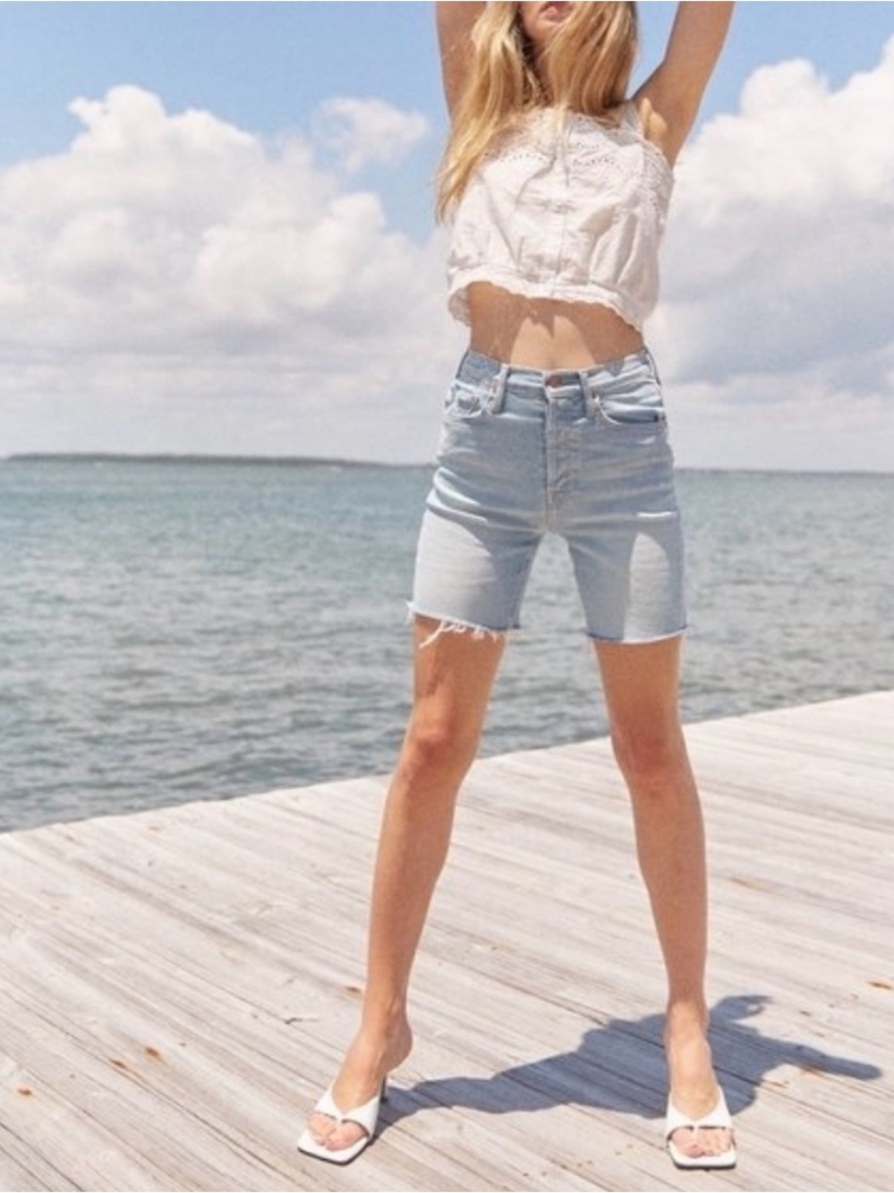 Mother Tripper Ankle Fray Shorts in Island Time - Size 25
